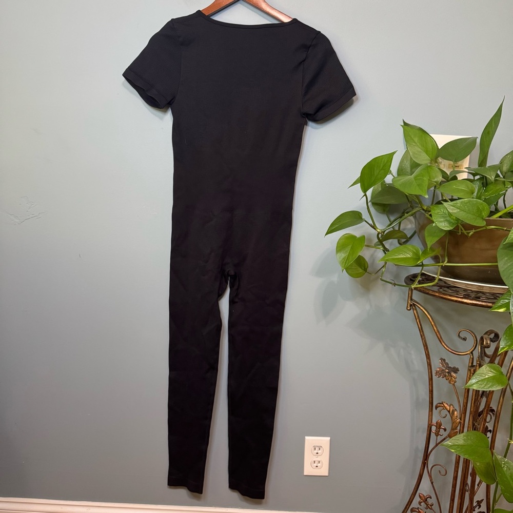 OQQ Black Short-Sleeve Scoop Neck Full-Length Bodysuit Womens EUC. Size Medium - Picture 7 of 9